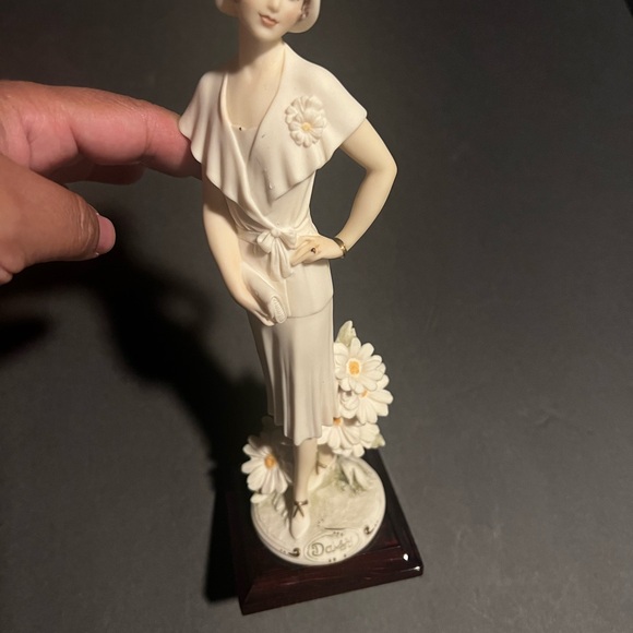 Rare Giuseppe Armani Florence Italy porcelain figurine 0352C Daisy 9" - Picture 4 of 4